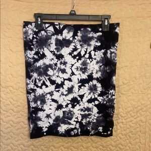 Bebe Black and White Floral Pencil Skirt, M/L, 106B001